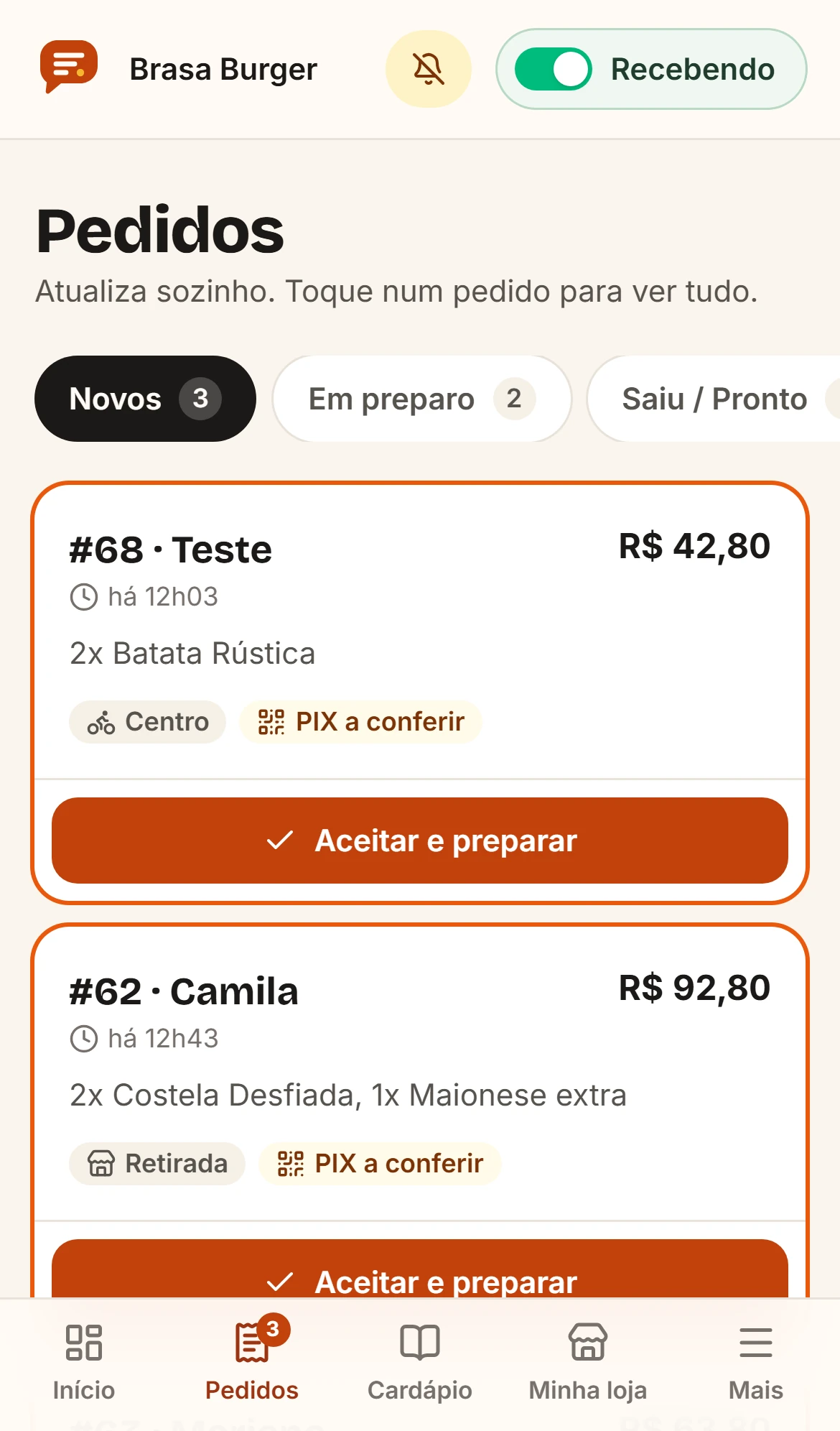 Real MenuPróprio screen on the restaurant's phone: new orders with amount, items and Pix payment status.